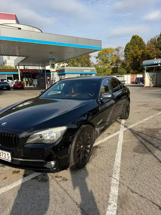 BMW 7 Series 2009 photo 2