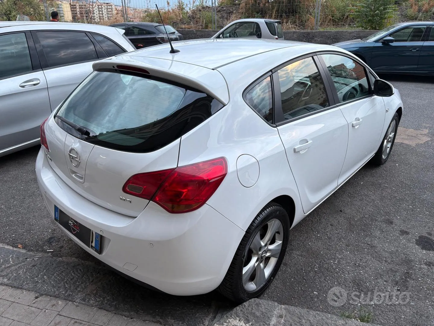Opel Astra 2010 photo 4