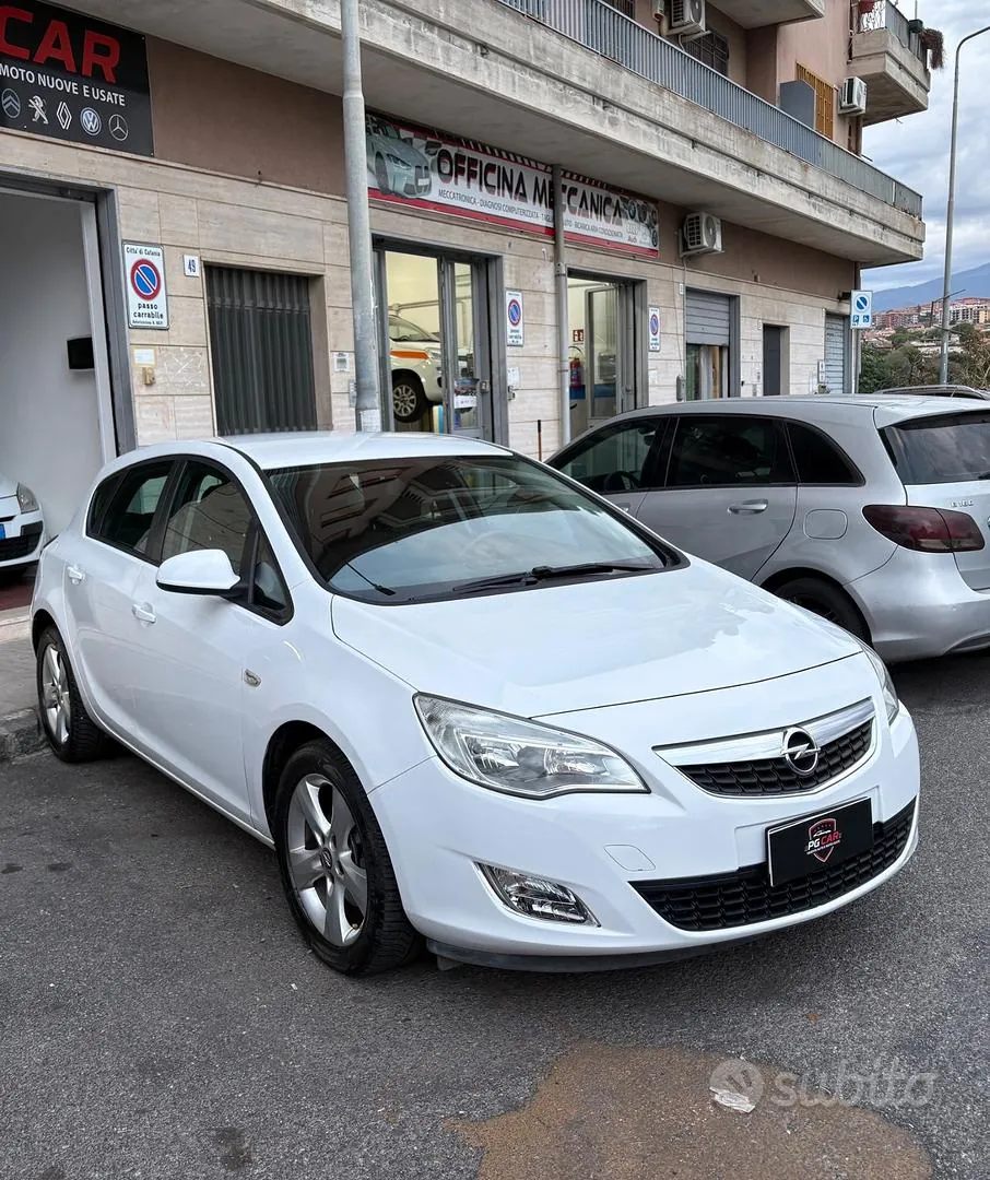 Opel Astra 2010 photo 3