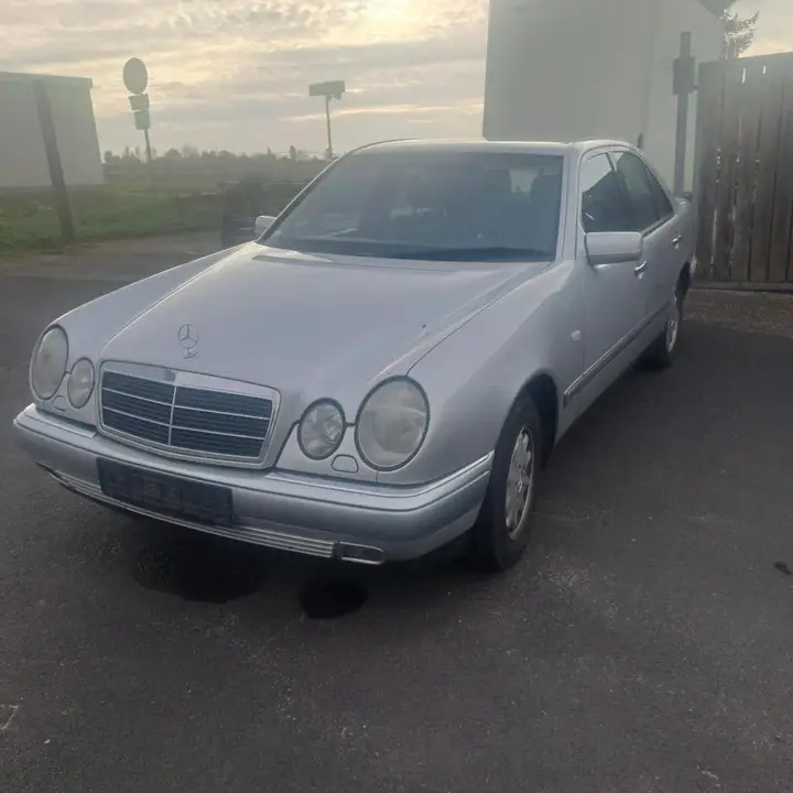 Mercedes-Benz E 240