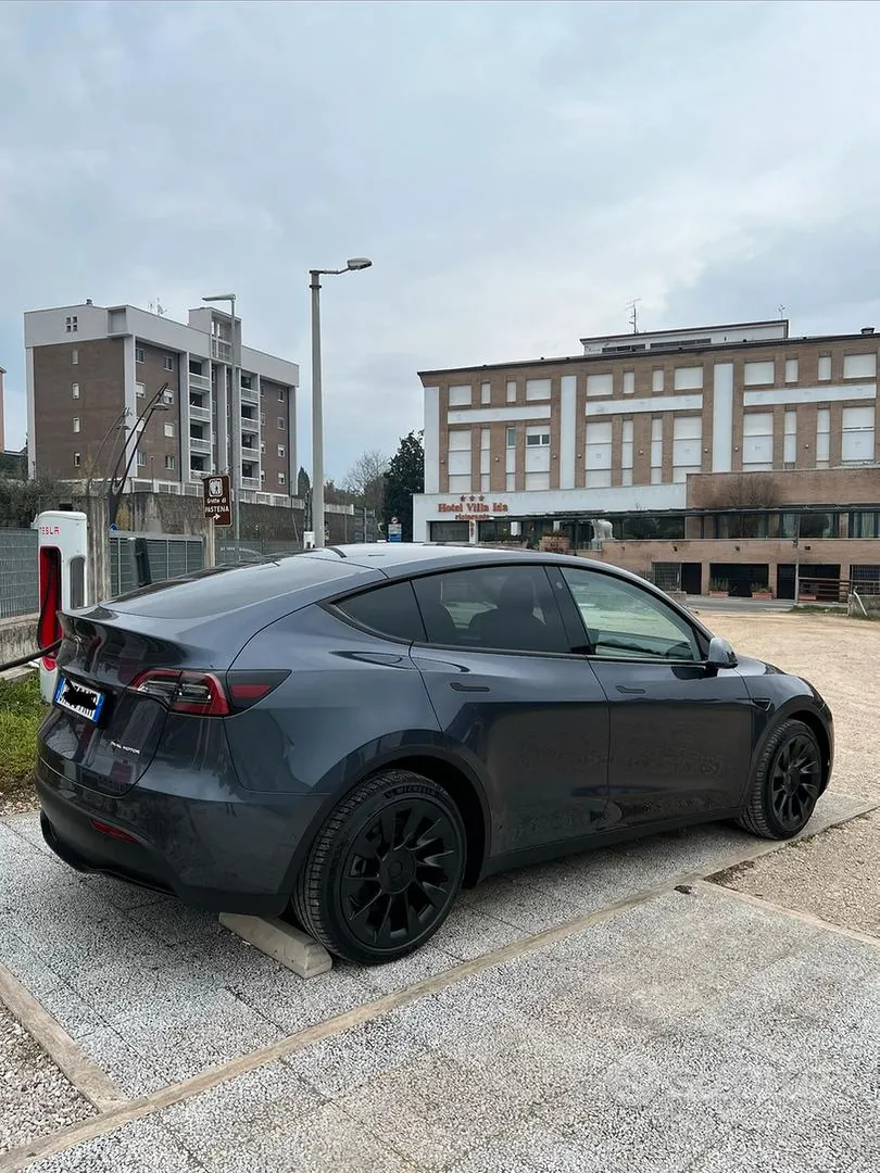 Tesla Model Y 2021 photo 2