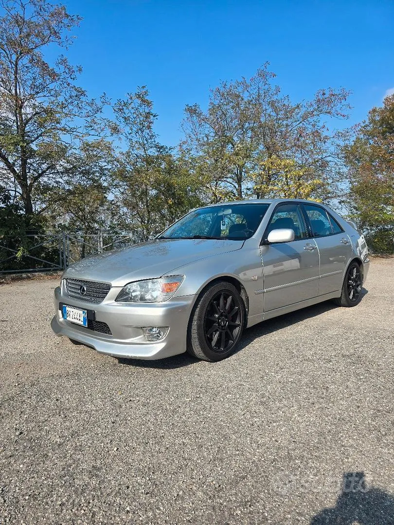 Lexus Is200
