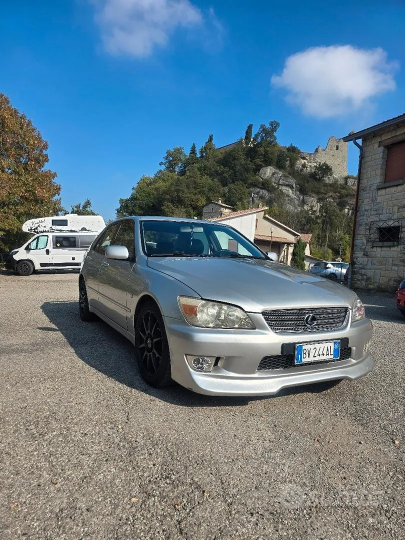Lexus Is200 2001 photo 2