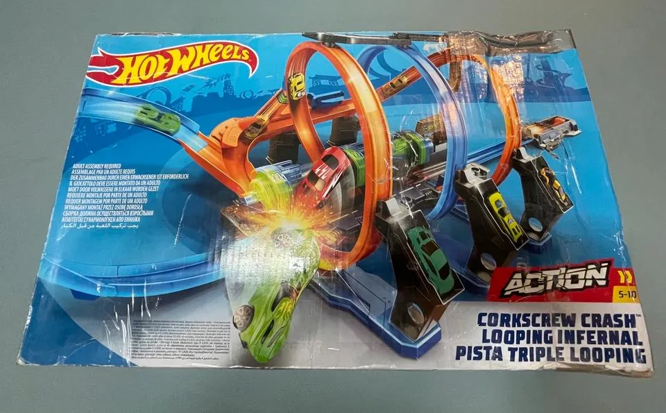 Hot Wheels Action Corkscrew Crash
