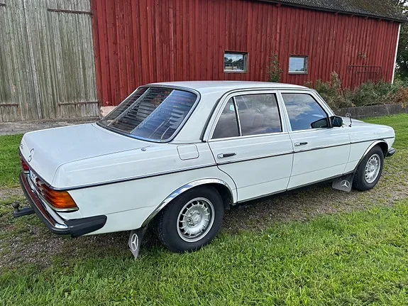 Mercedes-Benz 240 D 1983 photo 5