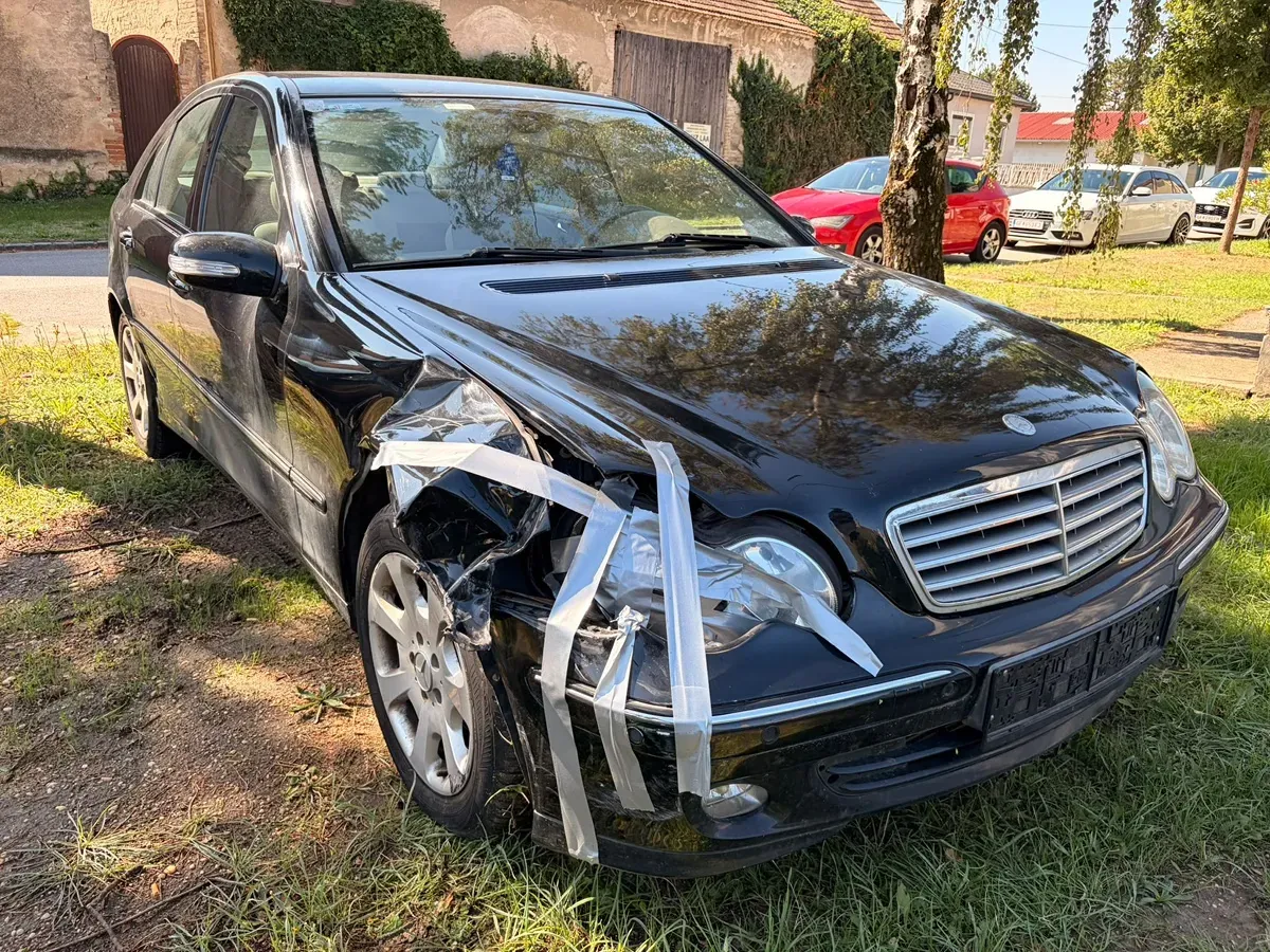 Mercedes-Benz C-Class 2006 photo 2