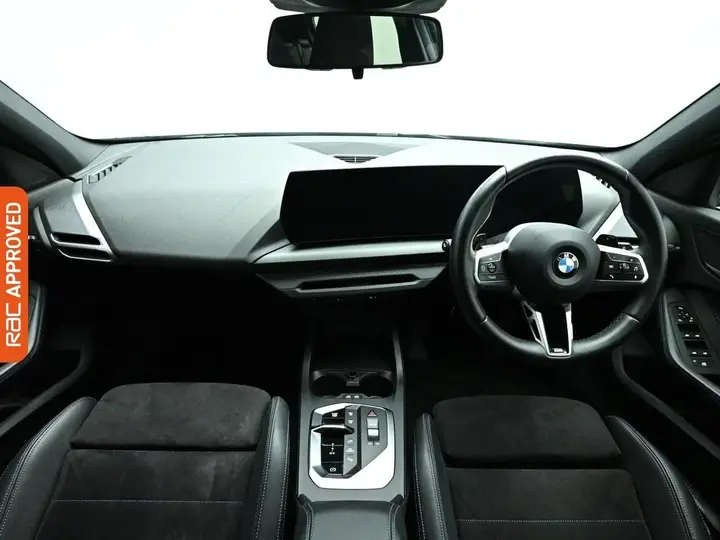 BMW 1 Series 2025 photo 2