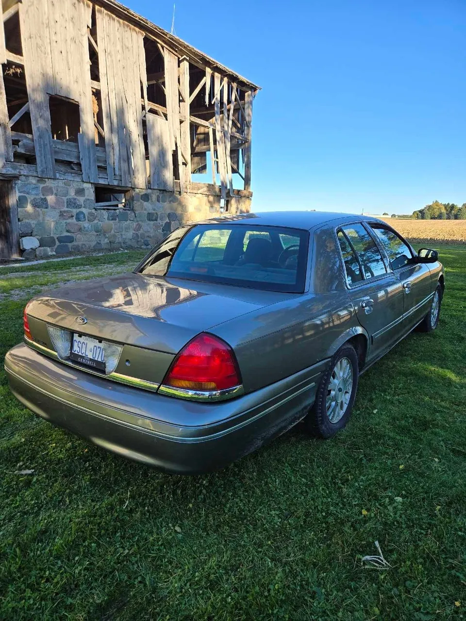Ford Crown Victoria 2003 photo 2