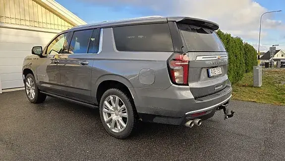 Chevrolet Suburban 2022 photo 2