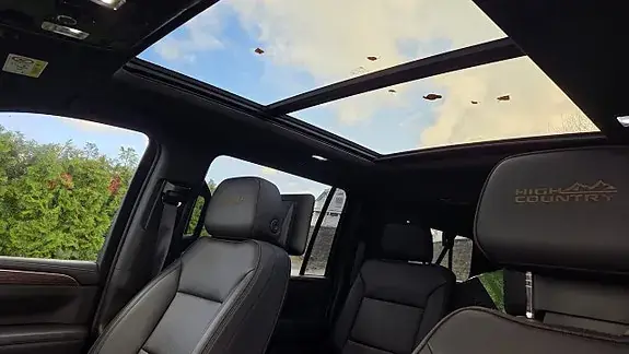 Chevrolet Suburban 2022 photo 3