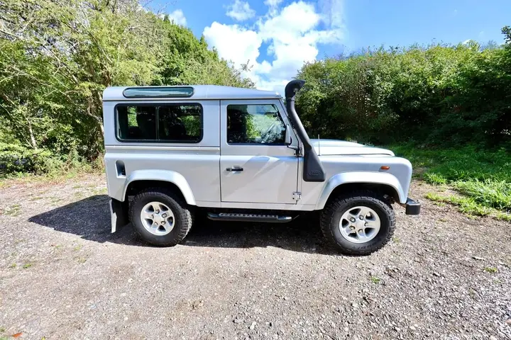 Land Rover Defender 90 2016 photo 2