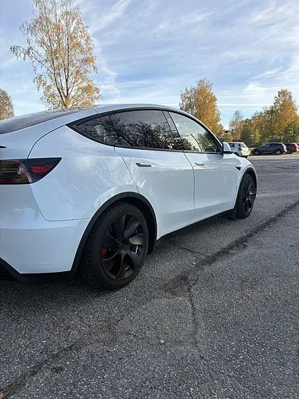 Tesla Model Y 2023 photo 2