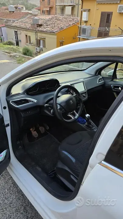 Peugeot 208 2013 photo 5