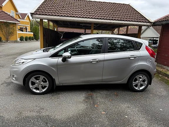 Ford Fiesta 2011 photo 2