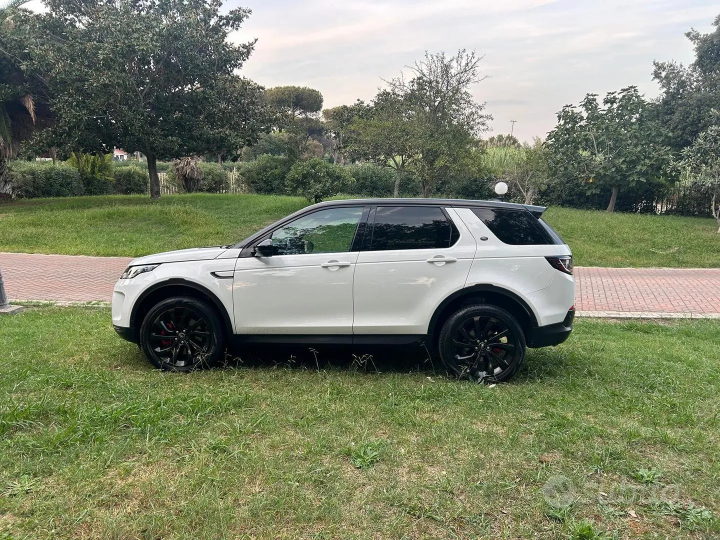 Land Rover Discovery Sport 2021 photo 2
