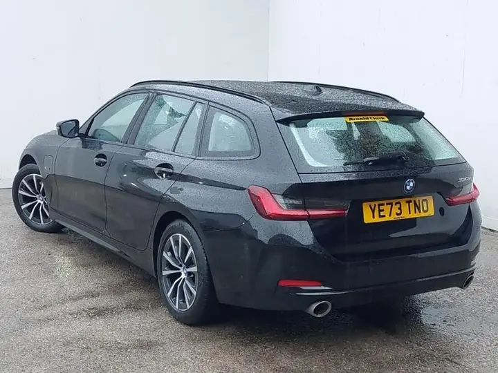 BMW 3 Series 2023 photo 2