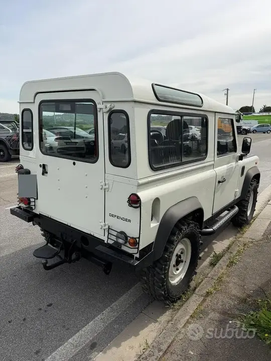 Land Rover Defender 2011 photo 4