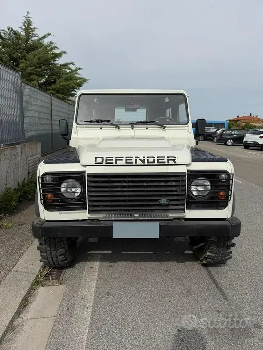 Land Rover Defender 2011 photo 3