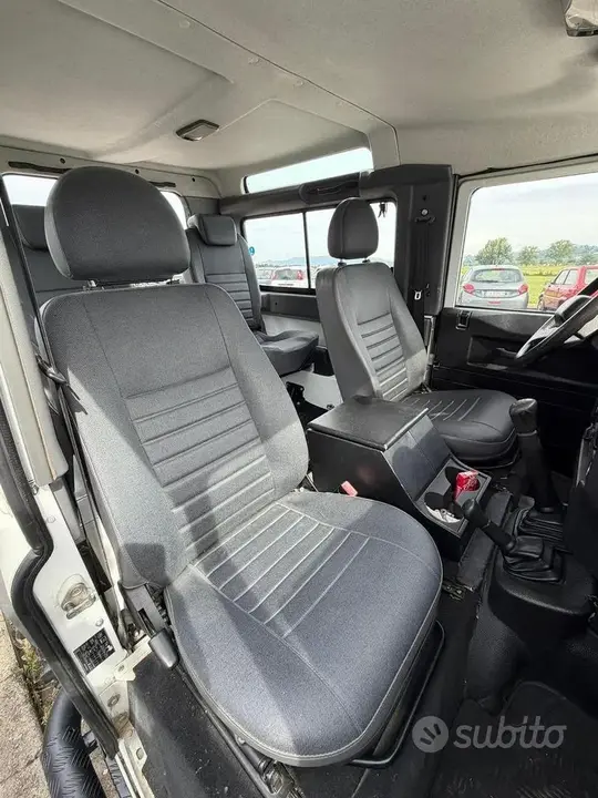 Land Rover Defender 2011 photo 5