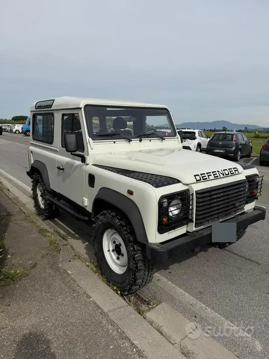 Land Rover Defender 2011 photo 2