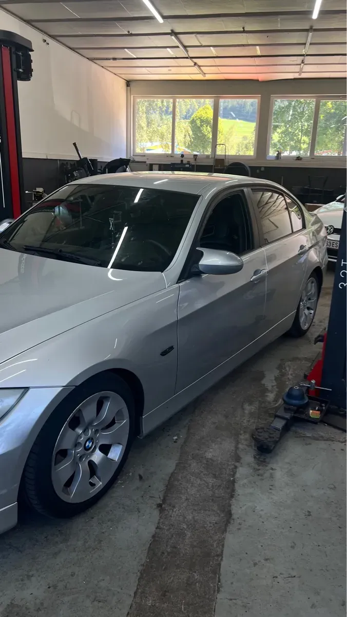 BMW 3 Series 2005 photo 2