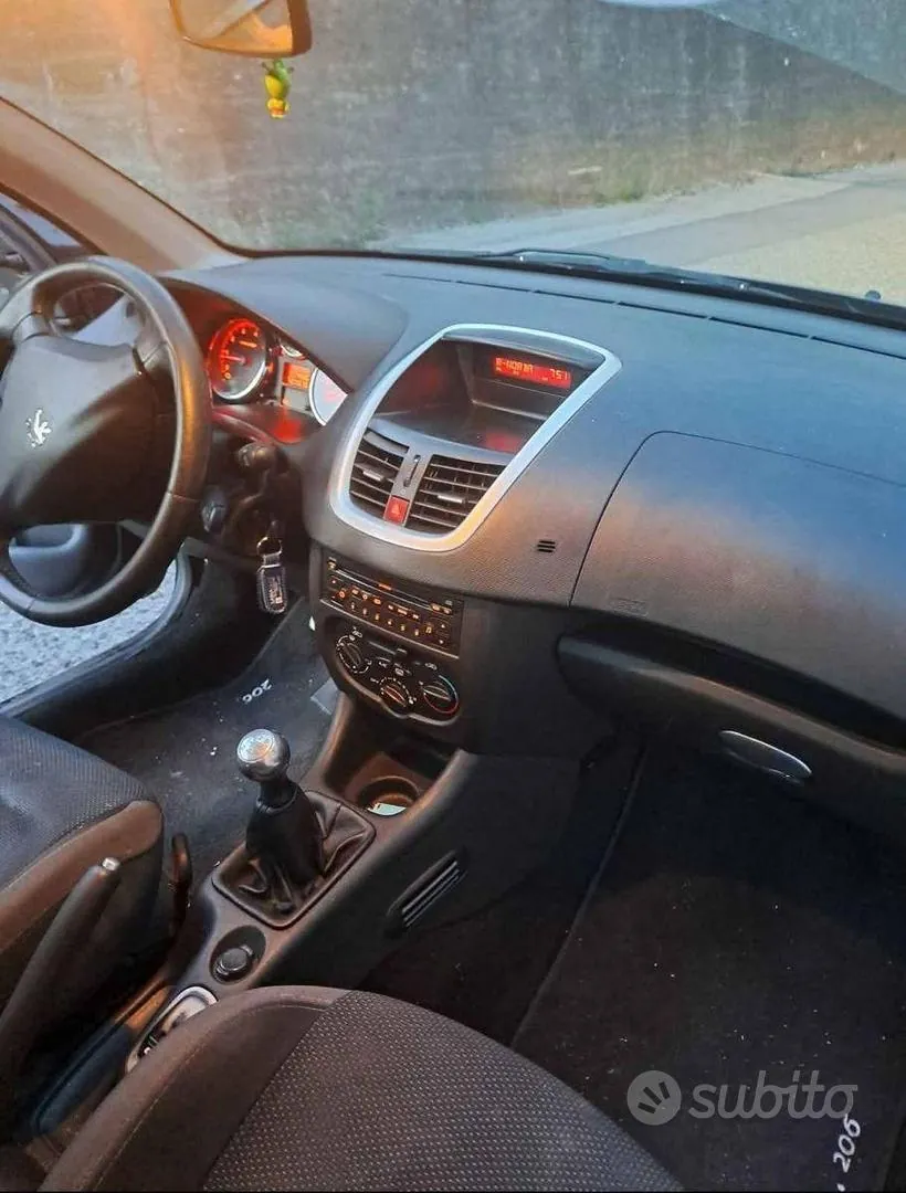 Peugeot 206 2012 photo 4