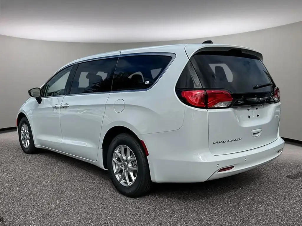 Chrysler Grand Caravan 2026 photo 4