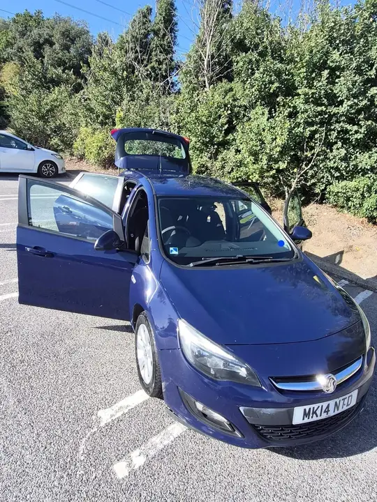 Vauxhall Astra 2014 photo 2