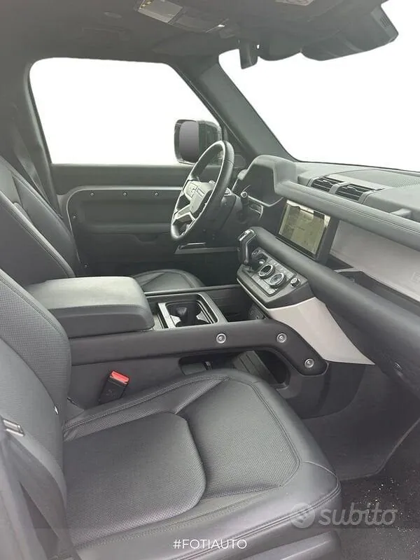 Land Rover Defender 2024 photo 3