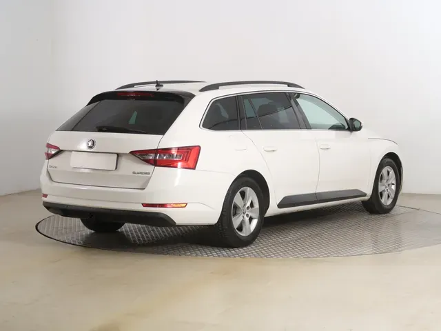 Skoda Superb 2016 photo 4