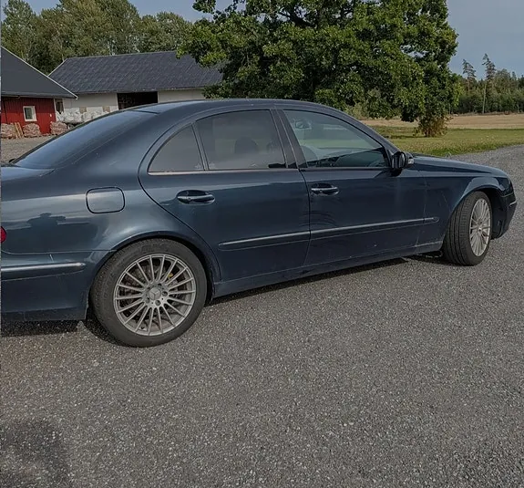 Mercedes-Benz E220 D 2002 photo 3