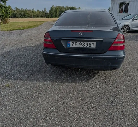 Mercedes-Benz E220 D 2002 photo 4
