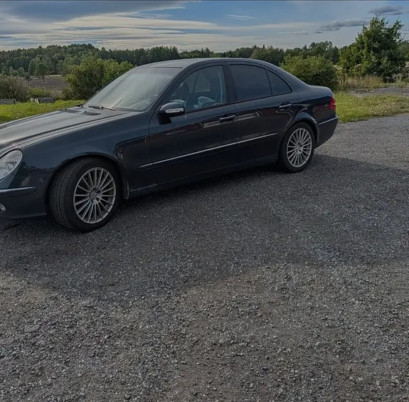 Mercedes-Benz E220 D 2002 photo 2