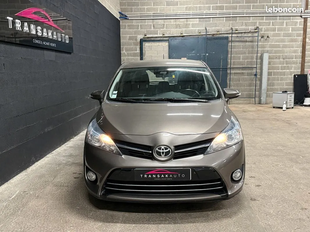 Toyota Verso 2017 photo 2