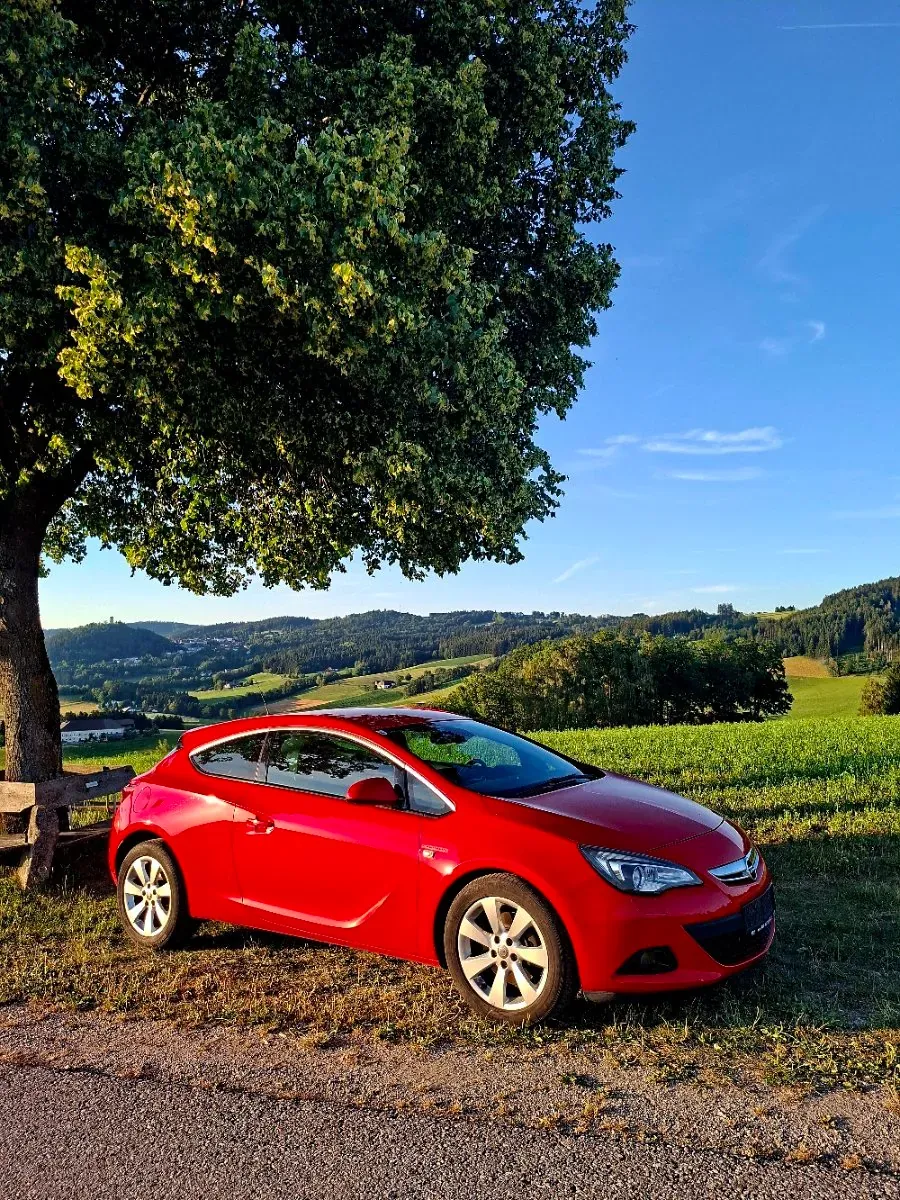 Opel Astra 2012 photo 2
