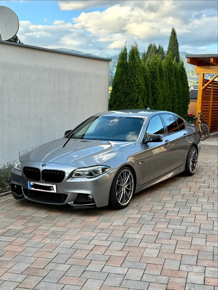 BMW 5 Series 2012 photo 2