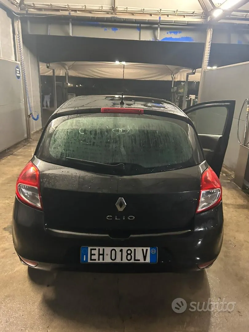Renault Clio 2011 photo 2