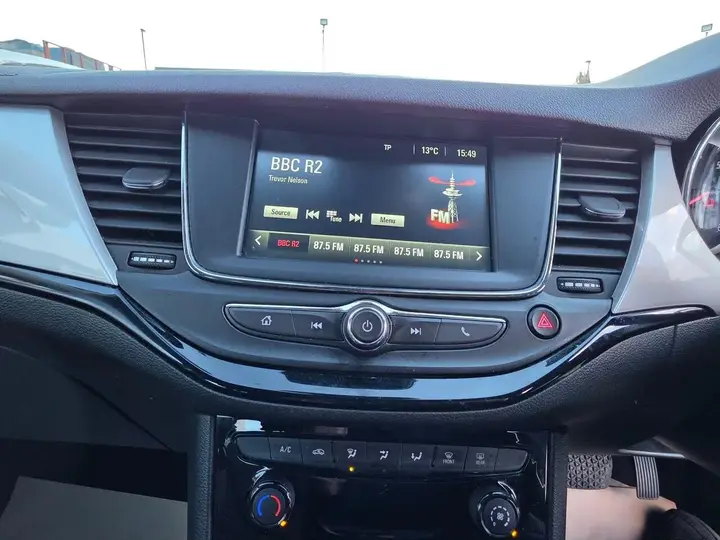 Vauxhall Astra 2021 photo 2