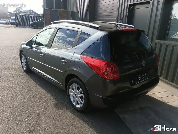 Peugeot 207 2011 photo 3