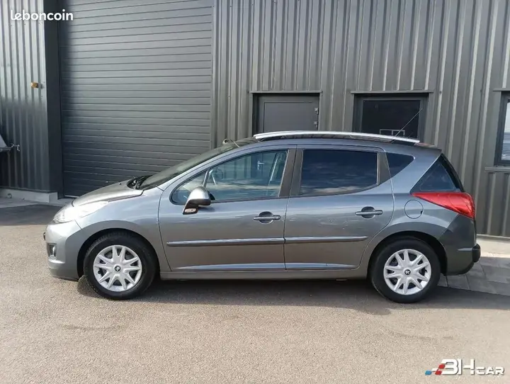 Peugeot 207 2011 photo 2