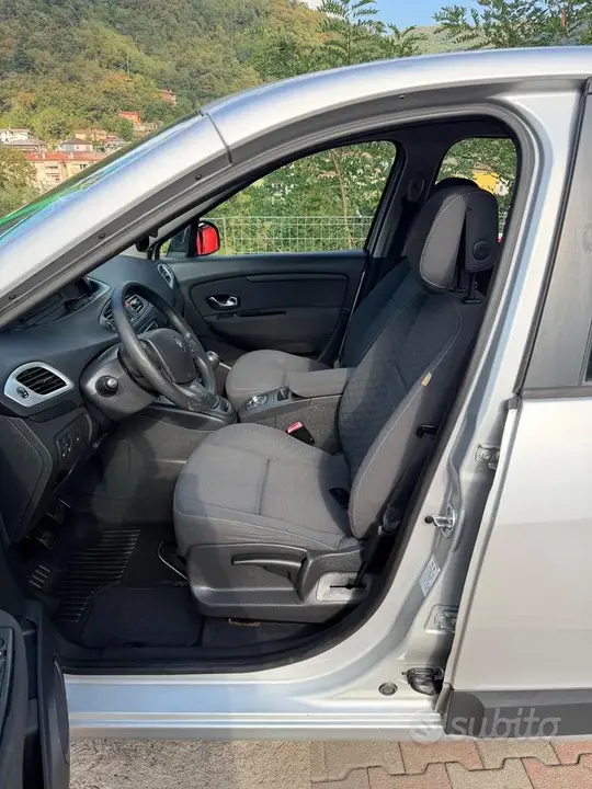 Renault Scenic 2010 photo 2