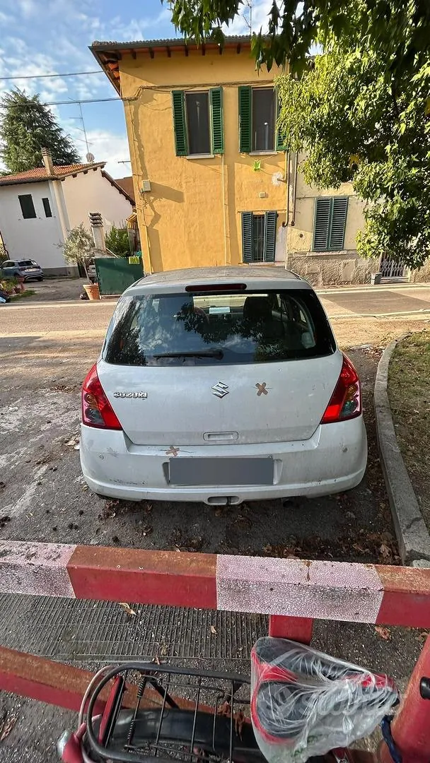Suzuki Swift 2010 photo 2