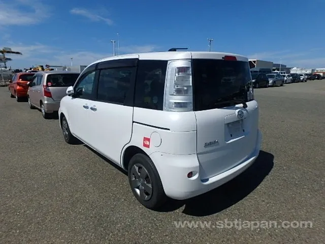 Toyota Sienta 2014 photo 3