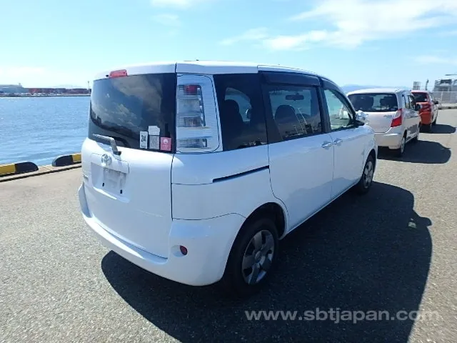 Toyota Sienta 2014 photo 4