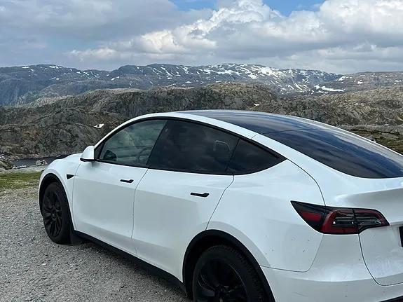 Tesla Model Y 2023 photo 2