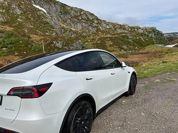 Tesla Model Y 2023 photo 3