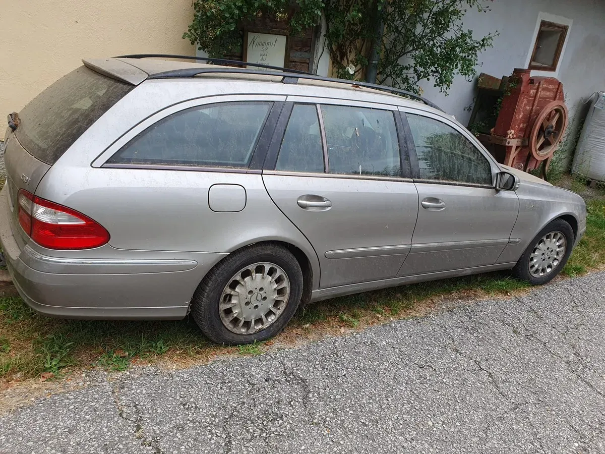Mercedes-Benz E-Class 2004 photo 2