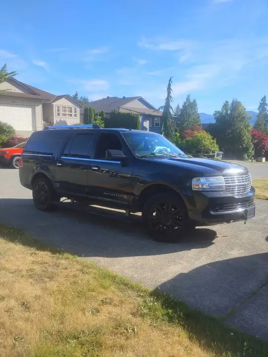 Lincoln Navigator 2011 photo 4