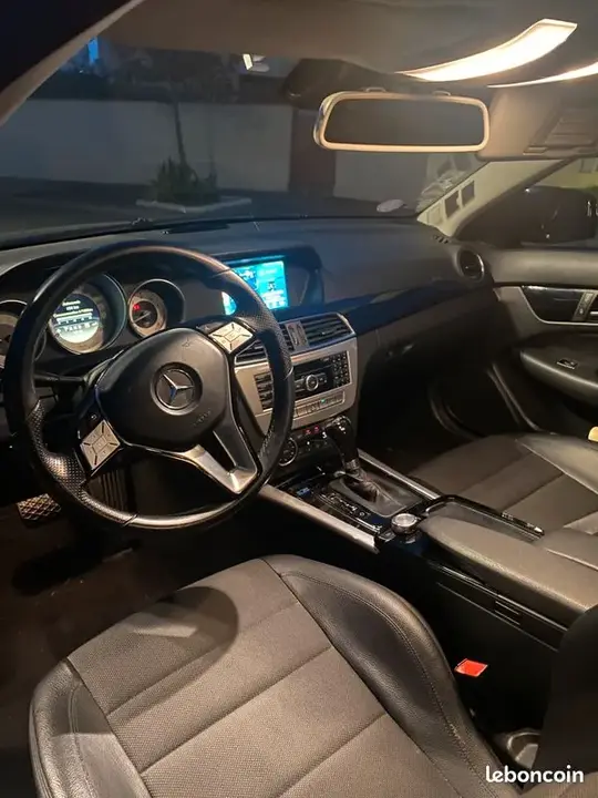 Mercedes-Benz C-Class 2011 photo 2