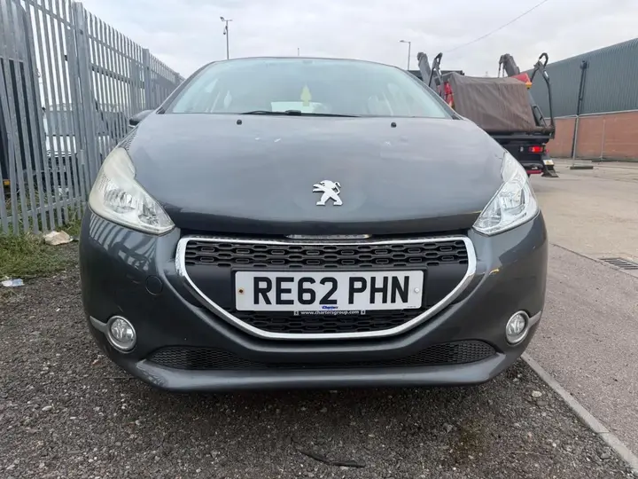 Peugeot 208 2013 photo 2